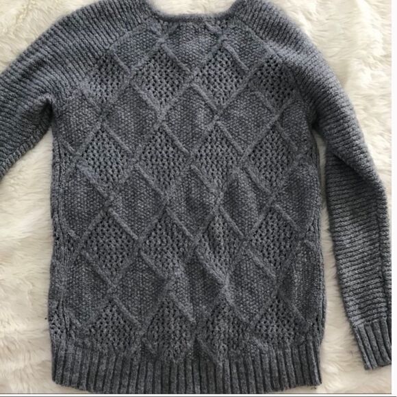 ✨ AEO Grey Thick Diamond Pattern Cable Knit Sweater✨ - Picture 2 of 5